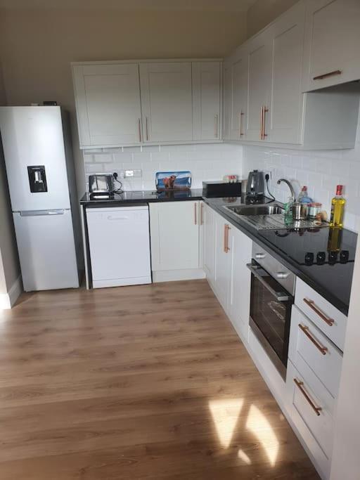 Private 3 Bedroom House Ideal For Family & Friends キリーベグス エクステリア 写真